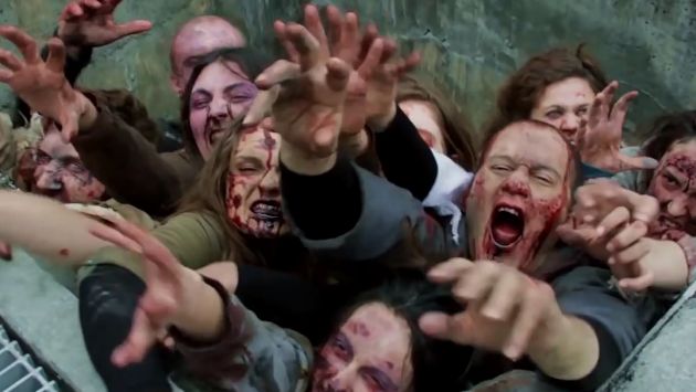 Zombies asustan a transeúntes. (AMC)