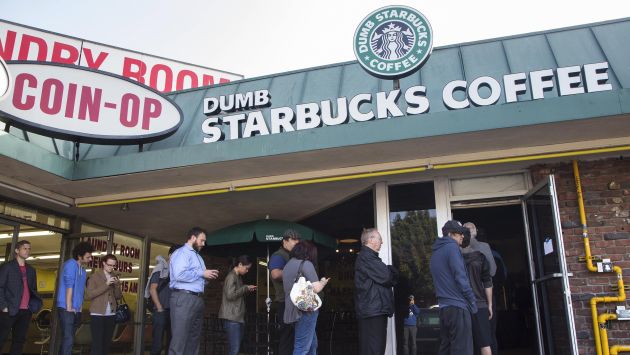 EEUU: Polémica por apertura de un “Starbucks tonto”. (Reuters)