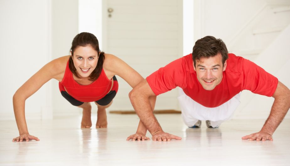 1. Practica ejercicios. En ellas puede ayudar a mejorar el flujo sanguíneo en el clítoris. En los varones, hacer ejercicio reduce hasta en un 70% el riesgo de desarrollar disfunción eréctil. (Internet)