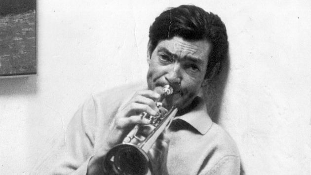 1967. Julio Cortázar tocando la trompeta en París, Francia. (USI)