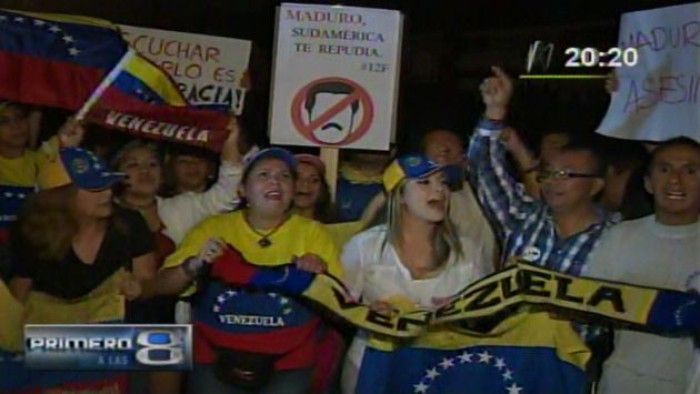 Manifestantes protestaron por violencia en Venezuela ante embajada en Lima. (Canal N)