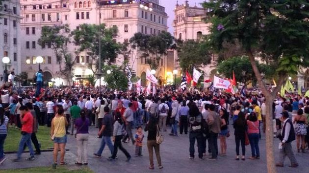 Manifestantes se congregaron en la Plaza San Martín. (@Lucho_Mora)