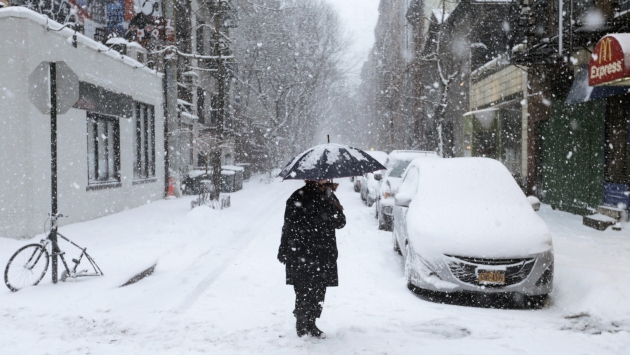 Tormenta invernal ya cubrió de blanco la ciudad de Washington. (EFE)
