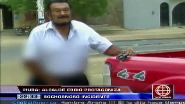 Piura: Alcalde en estado de ebriedad fue sorprendido orinando en la calle. (Captura de TV)