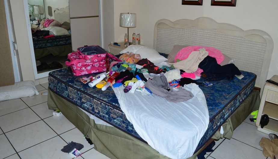 En la cama se muestran las prendas de Guzmán y las de una mujer.  (AP)
