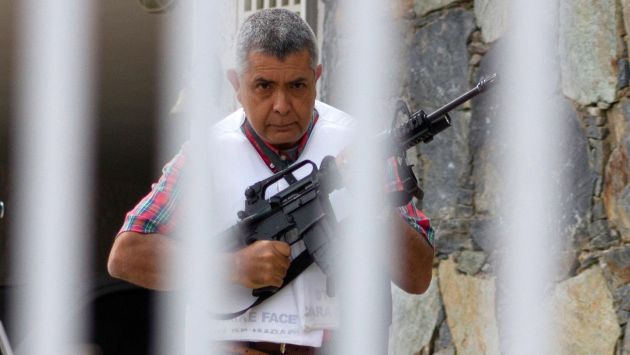 Ángel Vivas está atrincherado con metralleta en mano. (AP)