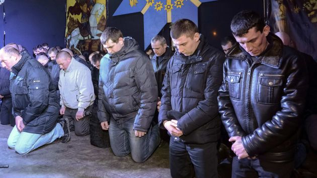 Ucrania: Policías piden perdón de rodillas por represión en protestas. (Reuters)