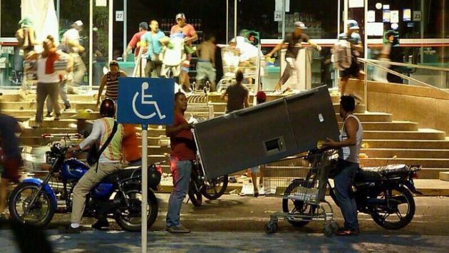 Venezuela: Motorizados saquean comercio en Maracay. (‏@_Alejandro_UR en Twitter)