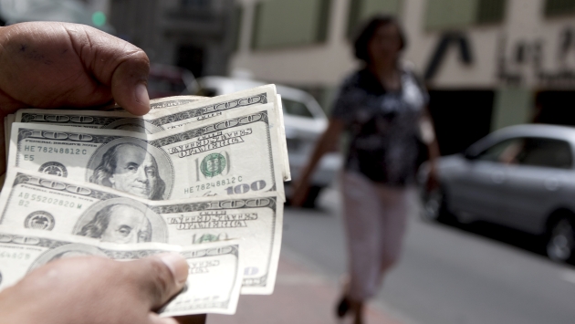 Peruanos prefieren ahorrar en dólares debido al incremento de su cotización. (Perú21)