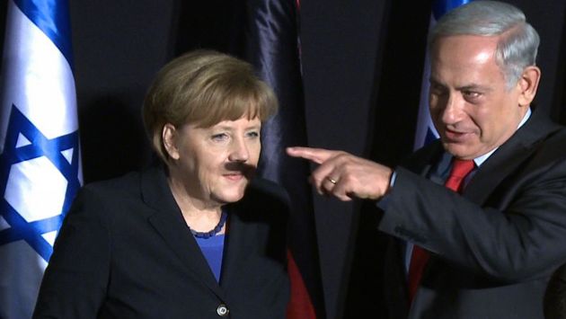 Angela Merkel: Benjamin Netanyahu le pone bigote a lo Adolf Hitler. ¿Será la foto del año? (AFP)