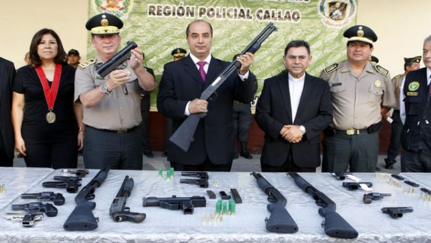 Barrios del Callao entregan armas a las autoridades. (Difusión)