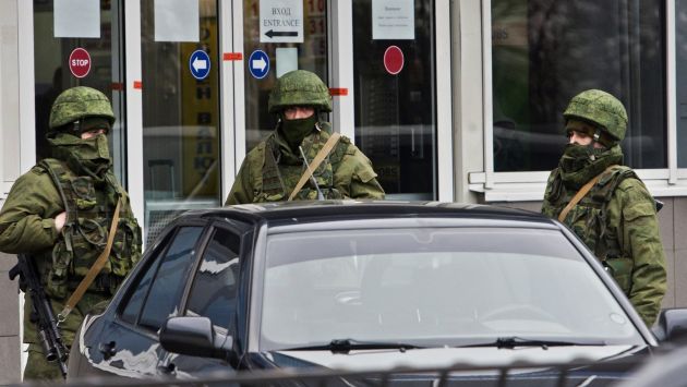Crimea: Hombres armados toman dos aeropuertos. (Reuters)