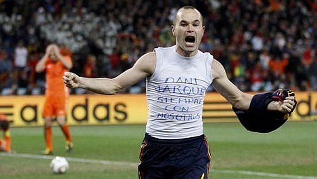 La FIFA castigará a los jugadores que se levanten la camiseta y muestren algún mensaje. (Internet)