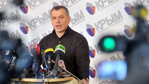 Vladimir Konstantinov, presidente del Parlamento crimeo, anunció decisiones en conferencia de prensa. (AFP)