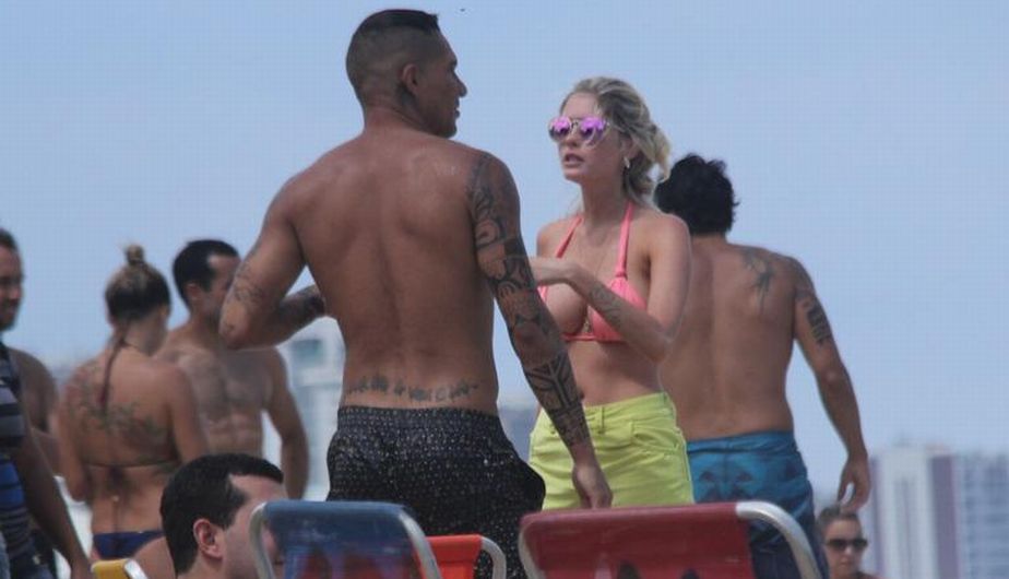 Paolo Guerrero y Bárbara Evans fueron ampayados otra vez juntos en la playa. (Revista Caras/Brasil)