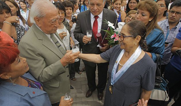 Doña Elena Tasso, junto a su marido, tras se homenajeada en San Marcos.  (David Vexelman)