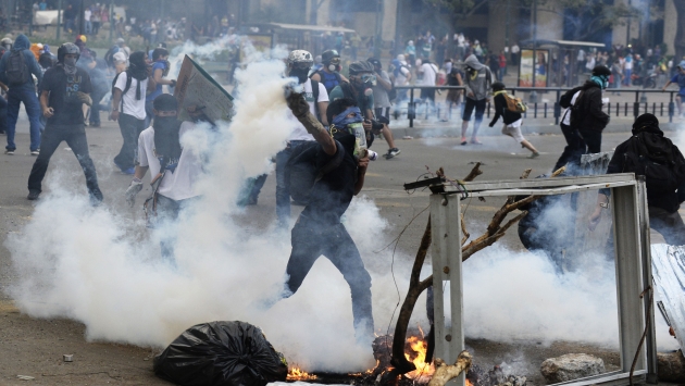 LA CALLE NO SE CALLA. Opositores a Maduro insisten con barricadas y son duramente reprimidos. (AFP)