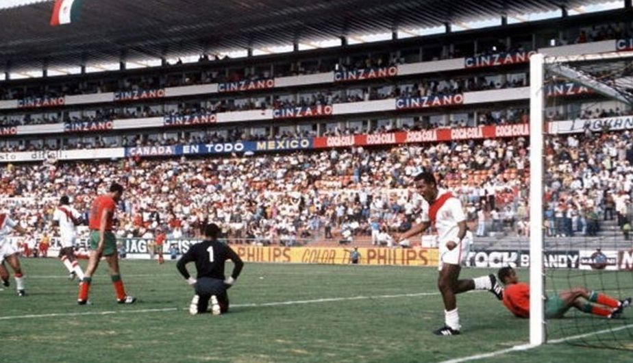 Teófilo Cubillas y uno de sus goles mundialistas. Aquí, celebrando su tanto en el triunfo ante Bulgaria en Mexico 70. (Internet)