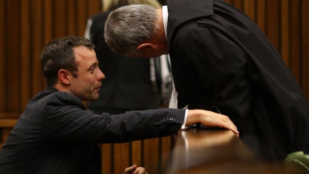 Oscar Pistorius lloró y vomitó durante declaración de forense en juicio por asesinato. (AFP)