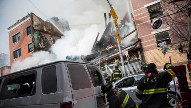 Explosión en Nueva York derrumba dos edificios y deja dos muertos. (AFP)