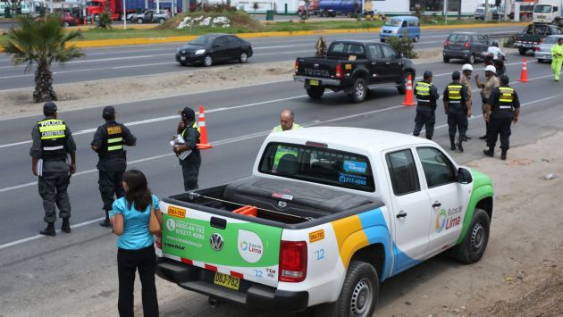 Policía Nacional y Rutas de Lima Intervienen a más de 100 camiones por infringir normas. (Difusión)