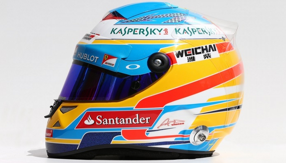 1) Fernando Alonso (Ferrari)  ha realizado ligeros cambios en el diseño de su casco, aunque siguen dominando los colores azul y amarillo. Incluyó el dorsal ‘14’, que va a lucir a partir de esta temporada en la vista superior del casco. (sportyou.es)