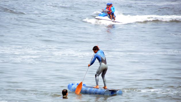 En Miraflores se dictan clases de surf con tablas de botellas recicladas. (Difusión)