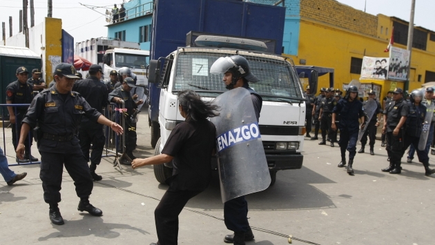 Pequeños grupos se enfrentaron a la policía un días después del traslado. (Mario Zapata)