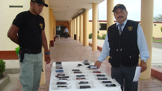 Agentes de la Policía Nacional con los celulares decomisados. (Cinthia Cherres)