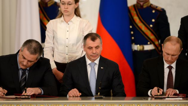 Vladimir Putin firma anexión de Crimea a Rusia. (AFP)