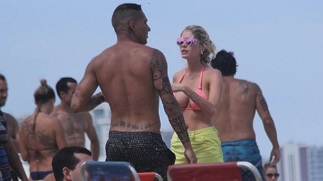 Paolo la pasa bien con Bárbara Evans en la playas de Brasil. (AGNEWS)
