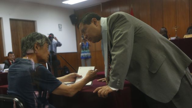 Alberto Fujimori y su abogado Paco Castillo en una audiencia del proceso. (USI)