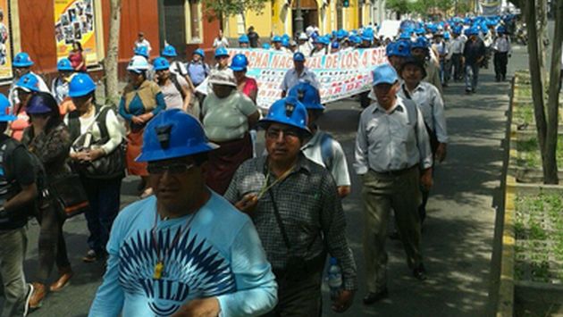 Mineros informales marcharon hacia el Congreso. (@aramoslao)