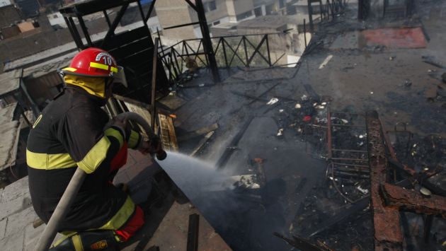 Incendio destruyó azotea de casona del jirón Miguel Aljovín. (Mario Zapata/Perú21)