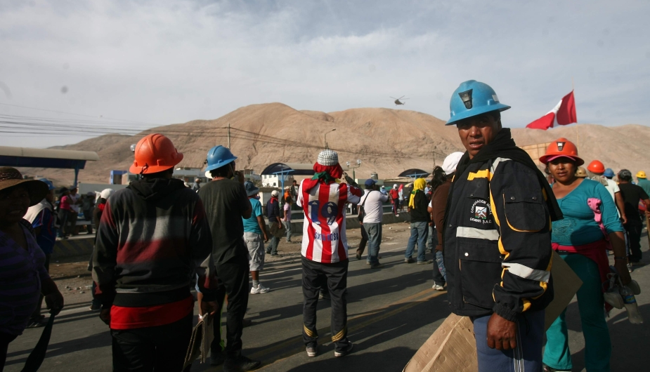 Representantes de mineros ilegales bloqueron la carretera Panamericana Sur, en Arequipa. (Heiner Aparicio/Perú21)