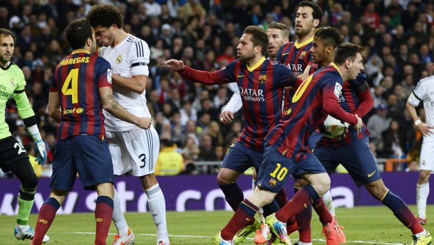 Jugadores del Real Madrid y Barcelona se dijeron de todo en la cancha.(AFP)
