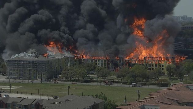 Estados Unidos: Incendio consume edificio de departamentos en Houston. (Internet)