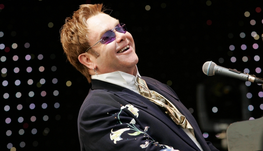Usa el piano para componer las más hermosas piezas y hacer bailar a su público. Elton John cumple hoy 67 años. (Internet)