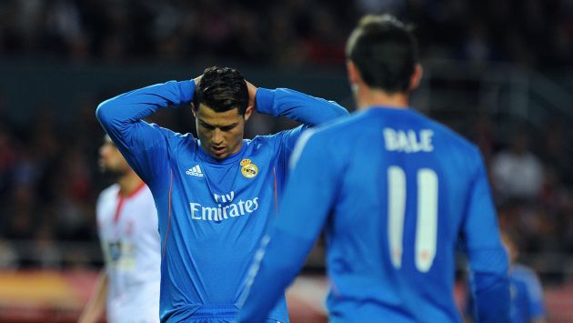 Real Madrid perdió 2-1 ante Sevilla y se desinfla en la Liga española. (AFP)