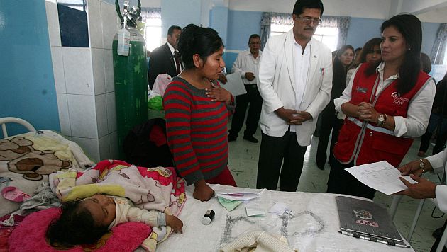 La ministra Carmen Omonte visitó a la pequeña en hospital arequipeño. (Heiner Aparicio/Perú21)