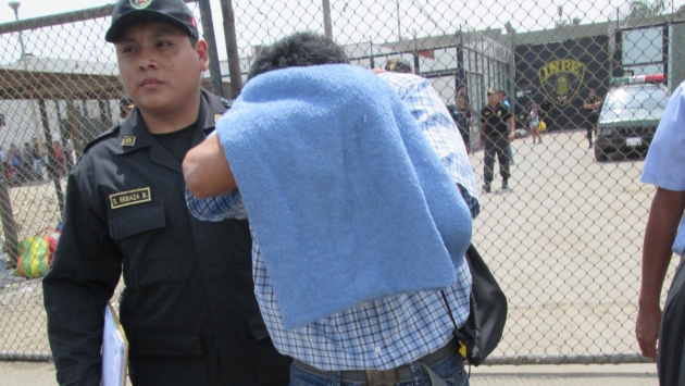 INPE: Agente que cayó con chips de celulares podría ir 20 años preso. (Perú21)