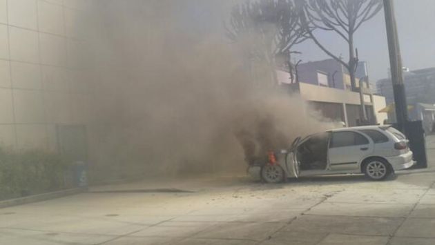Incendio de auto en Av. Paseo de la República causó tráfico. (Twitter)