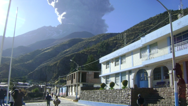Volcán sigue emanando cenizas y fumarolas que causan temor. (Heiner Aparicio) 