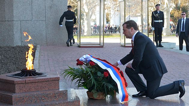 Dmitri Medvedev en Crimea de visita sorpresa. (AFP)