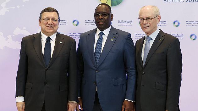 Presidente de Senegal, Macky Sall, es recibido por los presidentes del Consejo Europeo. (EFE)