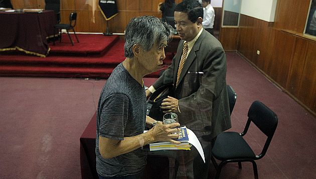 Paco Castillo y Alberto Fujimori en una de las audiencias por el caso de diarios ‘chicha’. (Perú21)