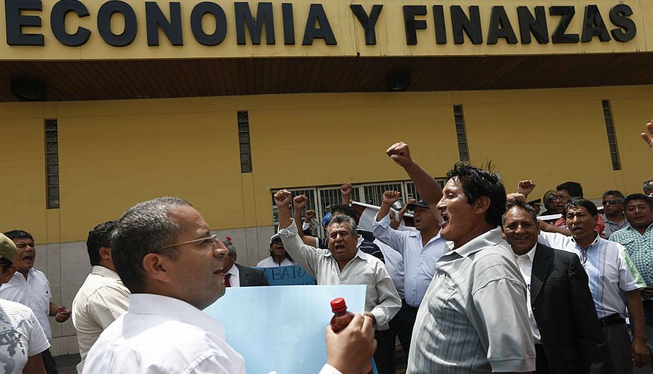 Trabajadores del Poder Judicial protestando en las afueras del ministerio de Economía y Finanzas con el fin de ser excluidos de la Ley Servir. (César Fajardo)