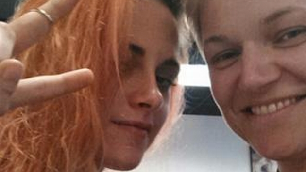 Kristen Stewart se tiñó el cabello de anaranjado. (Internet)