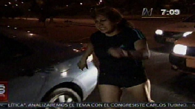Mujer ebria agrede a periodistas tras sufrir accidente. (Canal N)