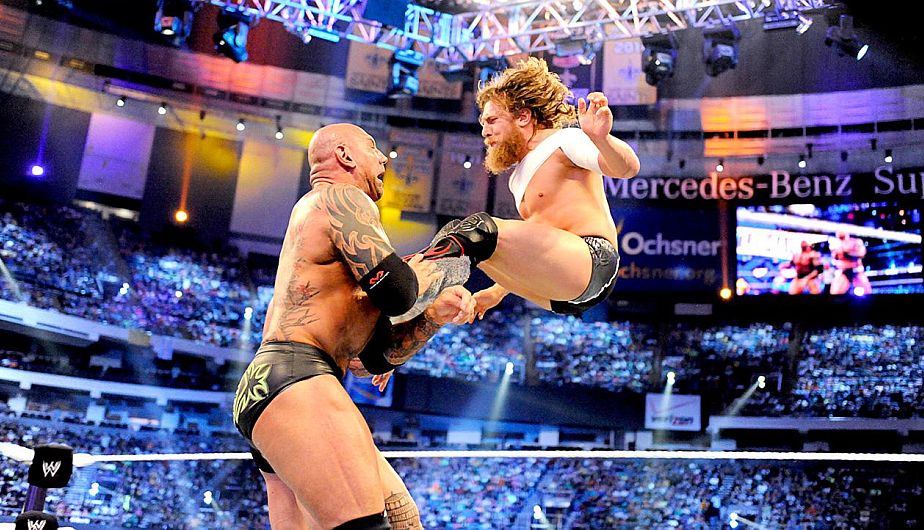 Daniel Bryan alcanzó la gloria en la ´Vitrina de los Inmortales´ tras vencer en una lucha de amenaza triple a Randy Orton y Batista. (Difusión)